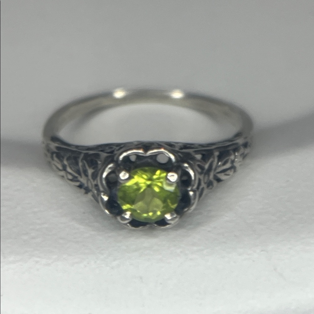 Elegant Silver Ring with Green Gemstone